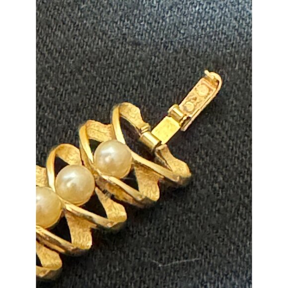 Vintage 1960's Crown Trifari Gold Tone With Faux Pearls Bracelet - Picture 5 of 8